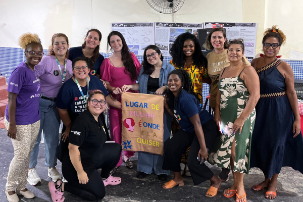 Ação social na Vila Mimosa orienta trabalhadoras sexuais sobre os direitos da mulher