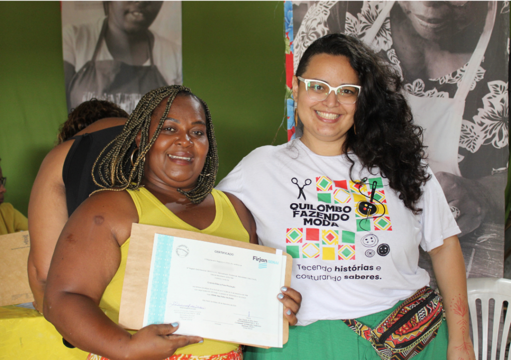 Entrega dos certificados do projeto Quilombo Fazendo Moda, uma iniciativa do Projeto Ação Integrada.