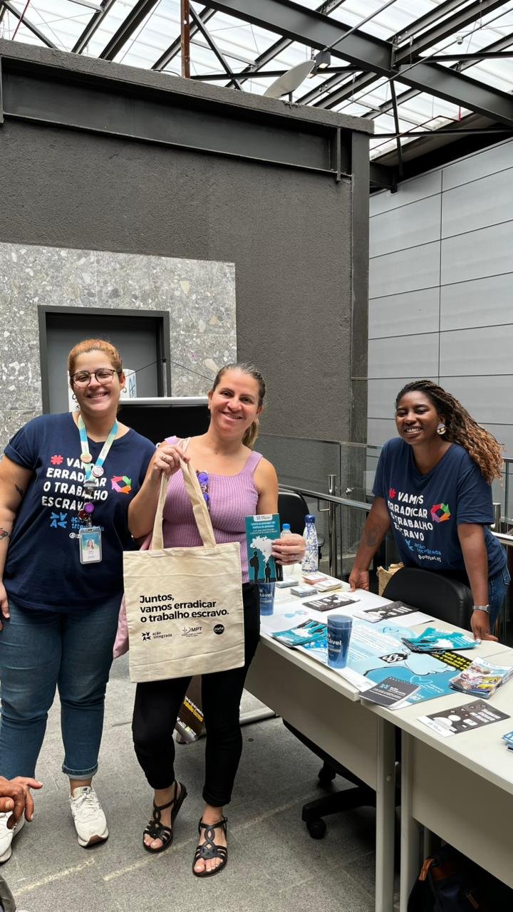 População participa de ação de conscientização contra o trabalho escravo no Terminal Gentileza