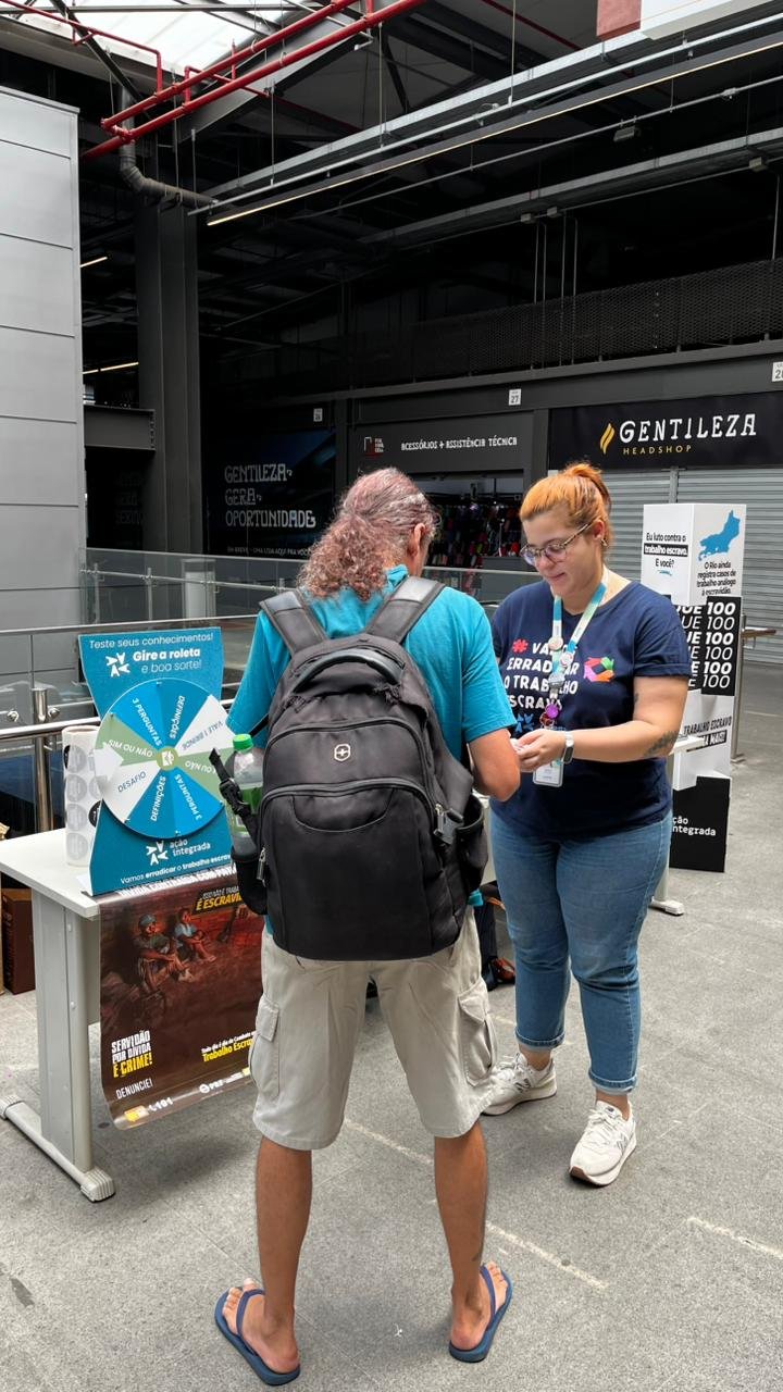 População participa de ação de conscientização contra o trabalho escravo no Terminal Gentileza