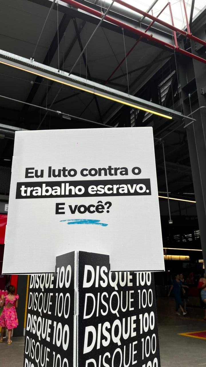 População participa de ação de conscientização contra o trabalho escravo no Terminal Gentileza