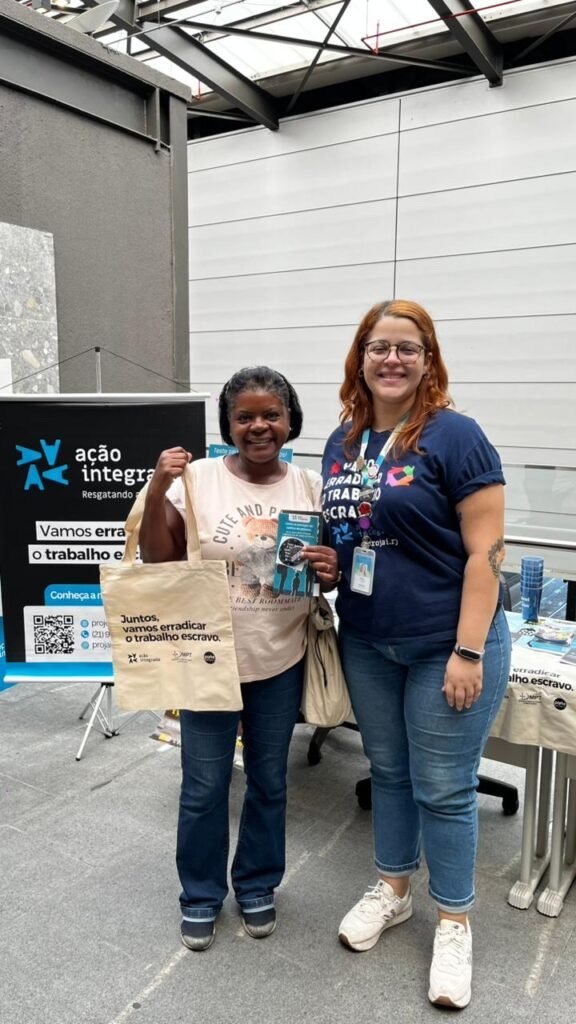 População participa de ação de conscientização contra o trabalho escravo no Terminal Gentileza