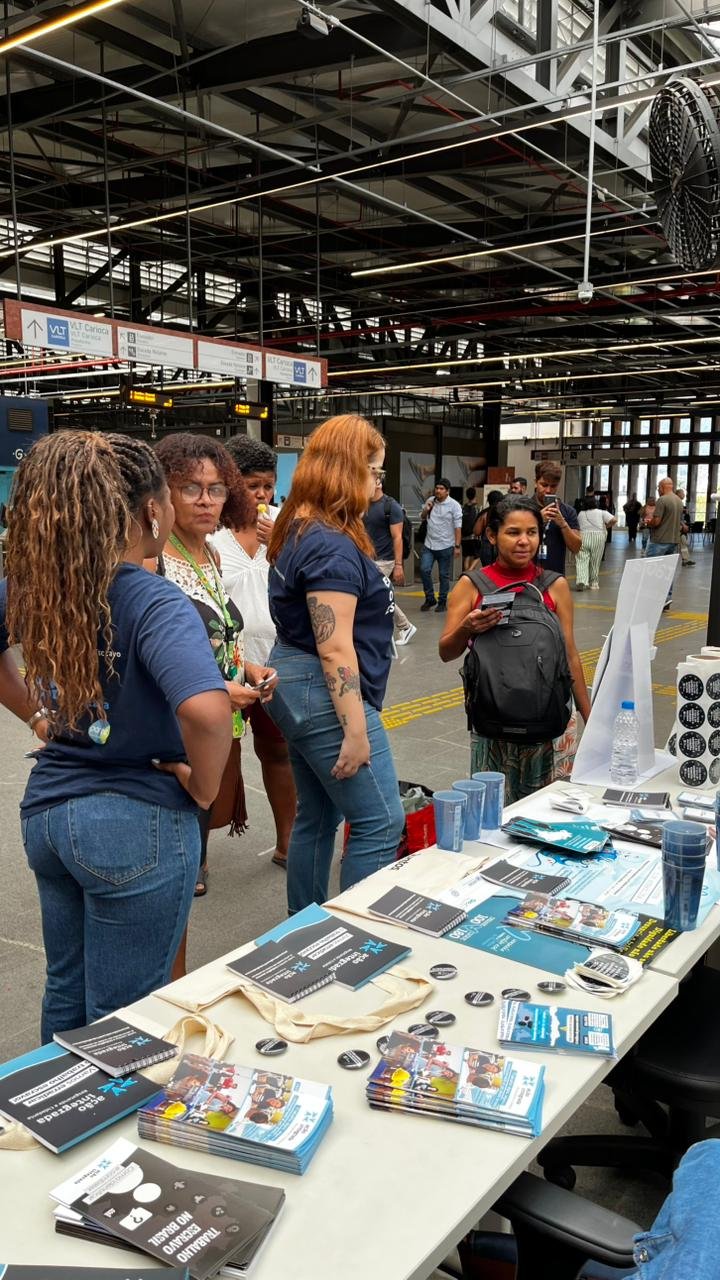 População participa de ação de conscientização contra o trabalho escravo no Terminal Gentileza