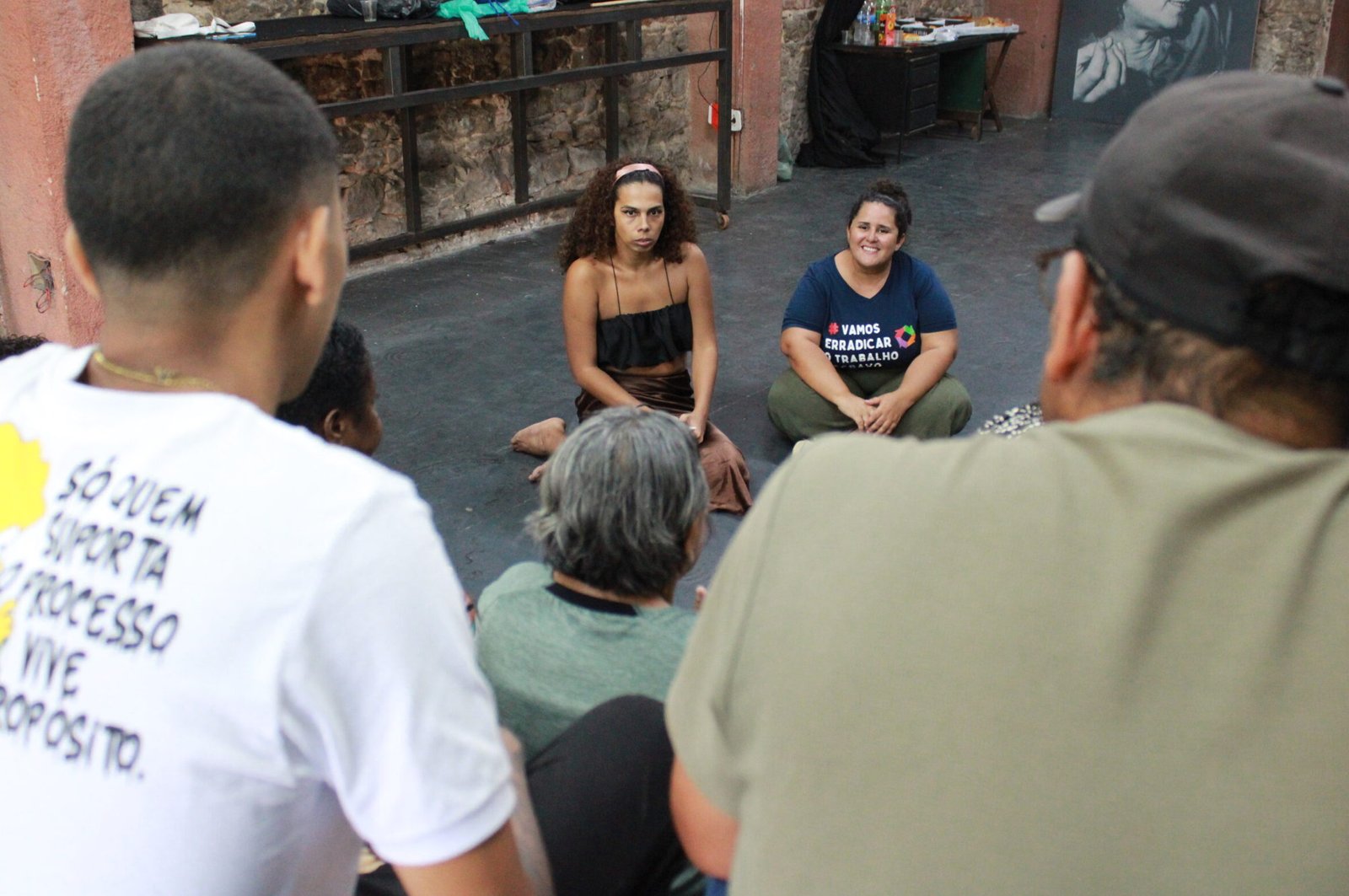 Pessoas resgatadas de trabalho escravo participam de oficina artística com o Teatro do Oprimido